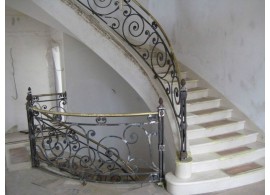 Ступени из белого мрамора с красными вставками