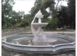 Фонтан из белого мрамора