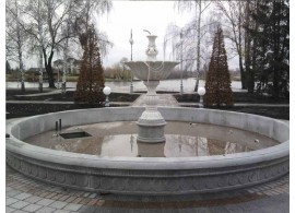 Белый фонтан из мрамора