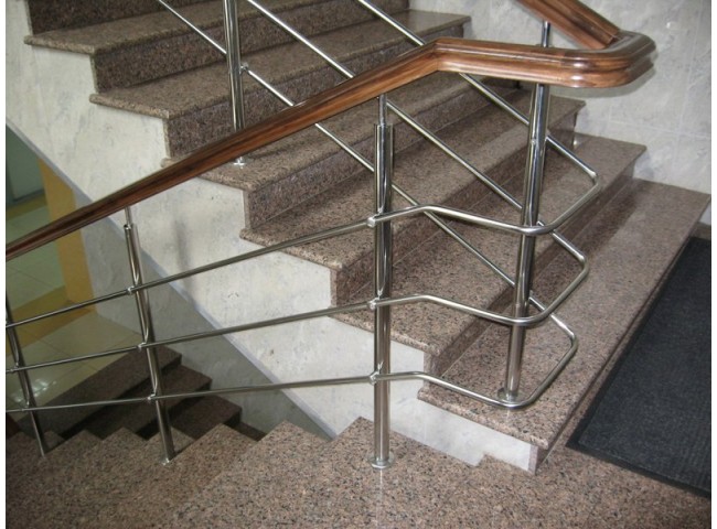 Ступеньки из гранита красного цвета