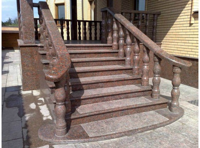 Ступеньки из красного гранита