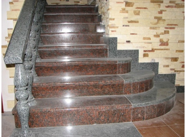 Ступени из красного и серого гранита